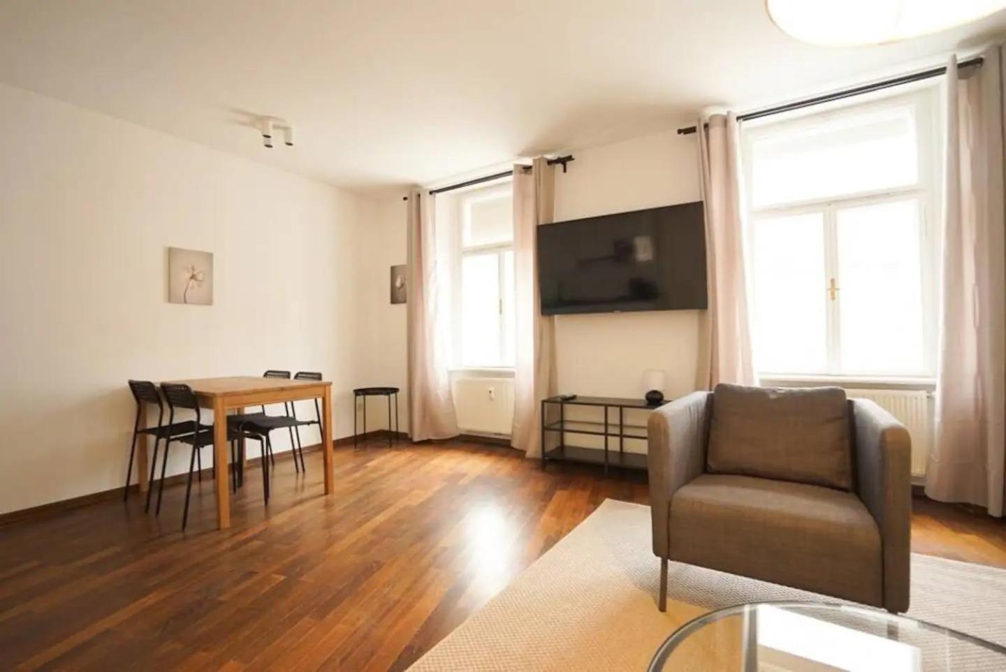 Authentic Austrian Flat In The South Of Vienna Apartment Modling Bagian luar foto