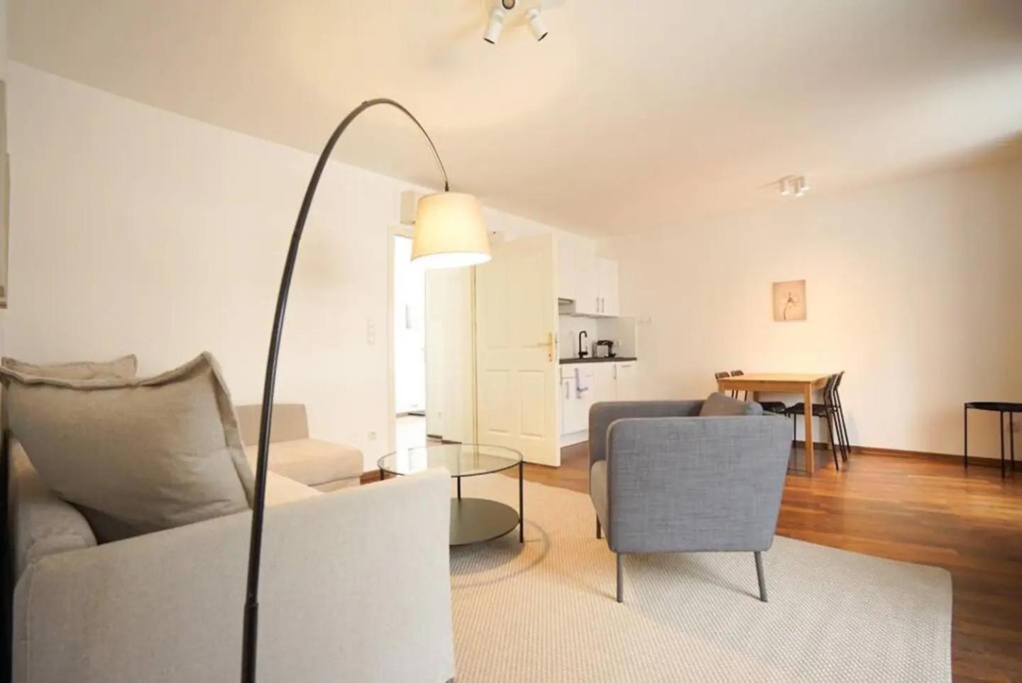 Authentic Austrian Flat In The South Of Vienna Apartment Modling Bagian luar foto