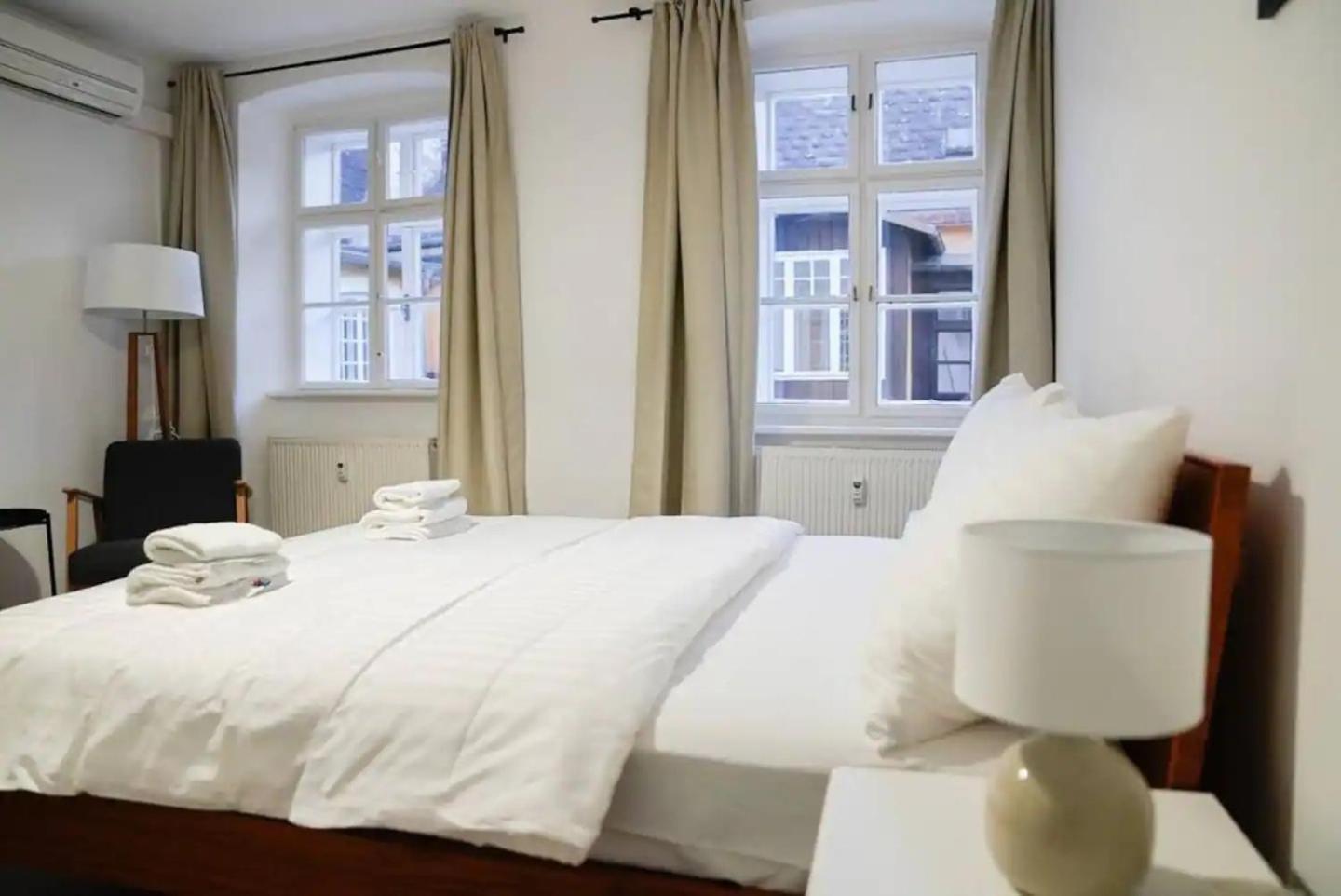 Authentic Austrian Flat In The South Of Vienna Apartment Modling Bagian luar foto