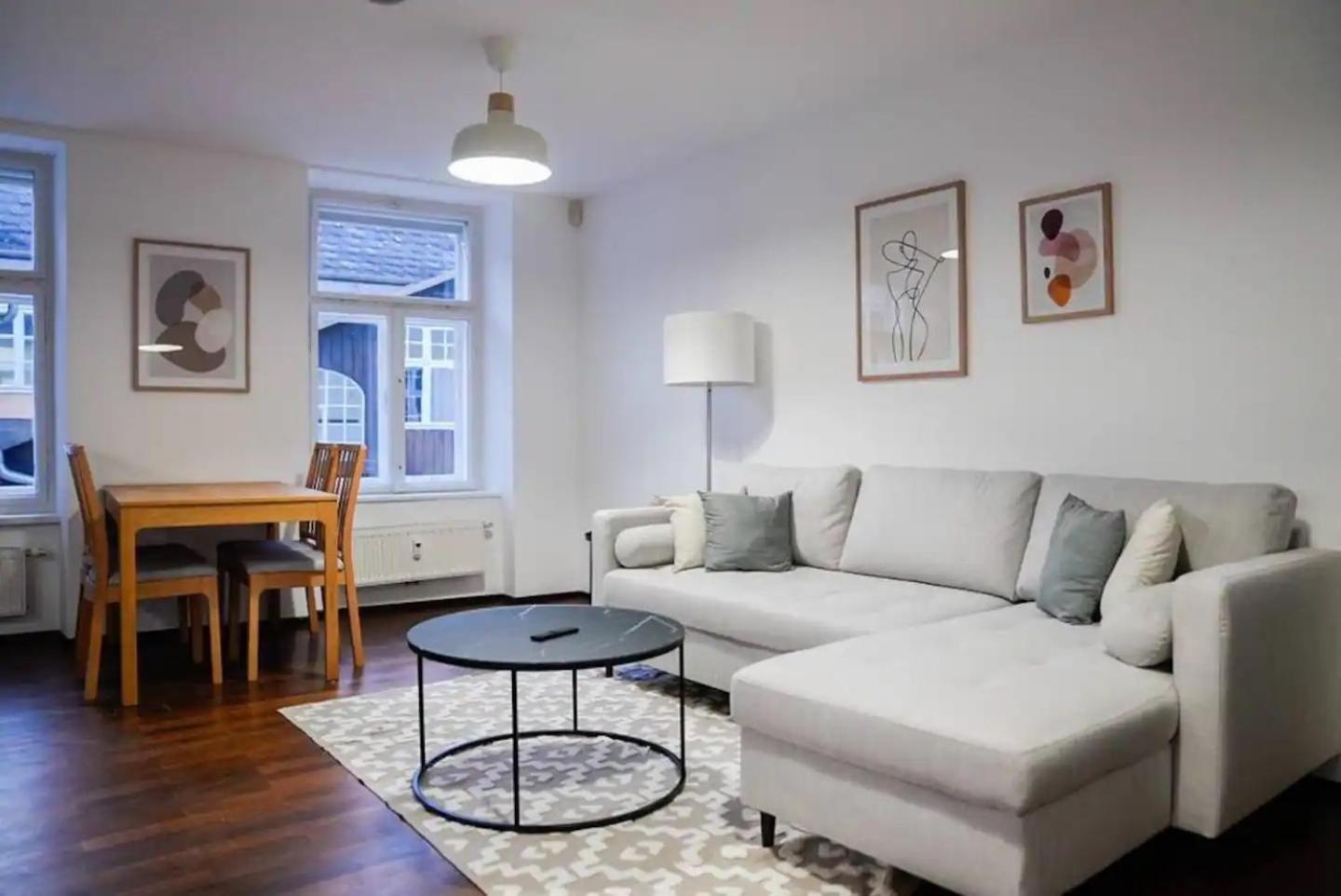 Authentic Austrian Flat In The South Of Vienna Apartment Modling Bagian luar foto