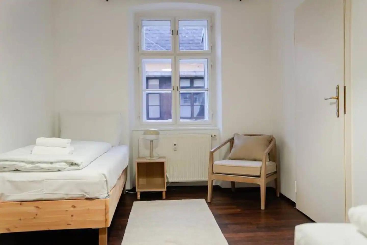 Authentic Austrian Flat In The South Of Vienna Apartment Modling Bagian luar foto