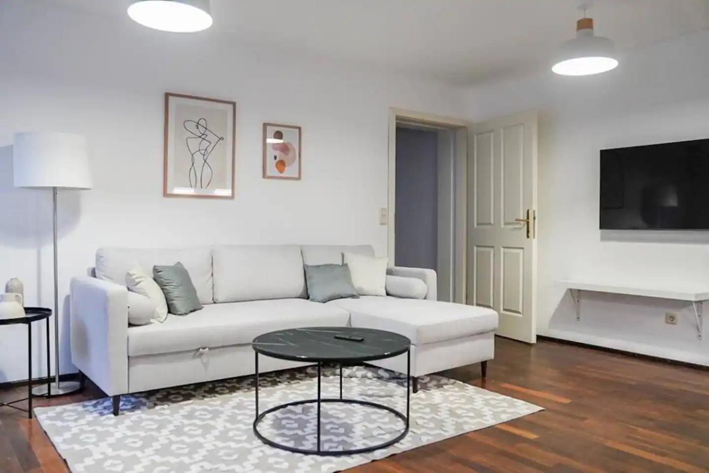 Authentic Austrian Flat In The South Of Vienna Apartment Modling Bagian luar foto