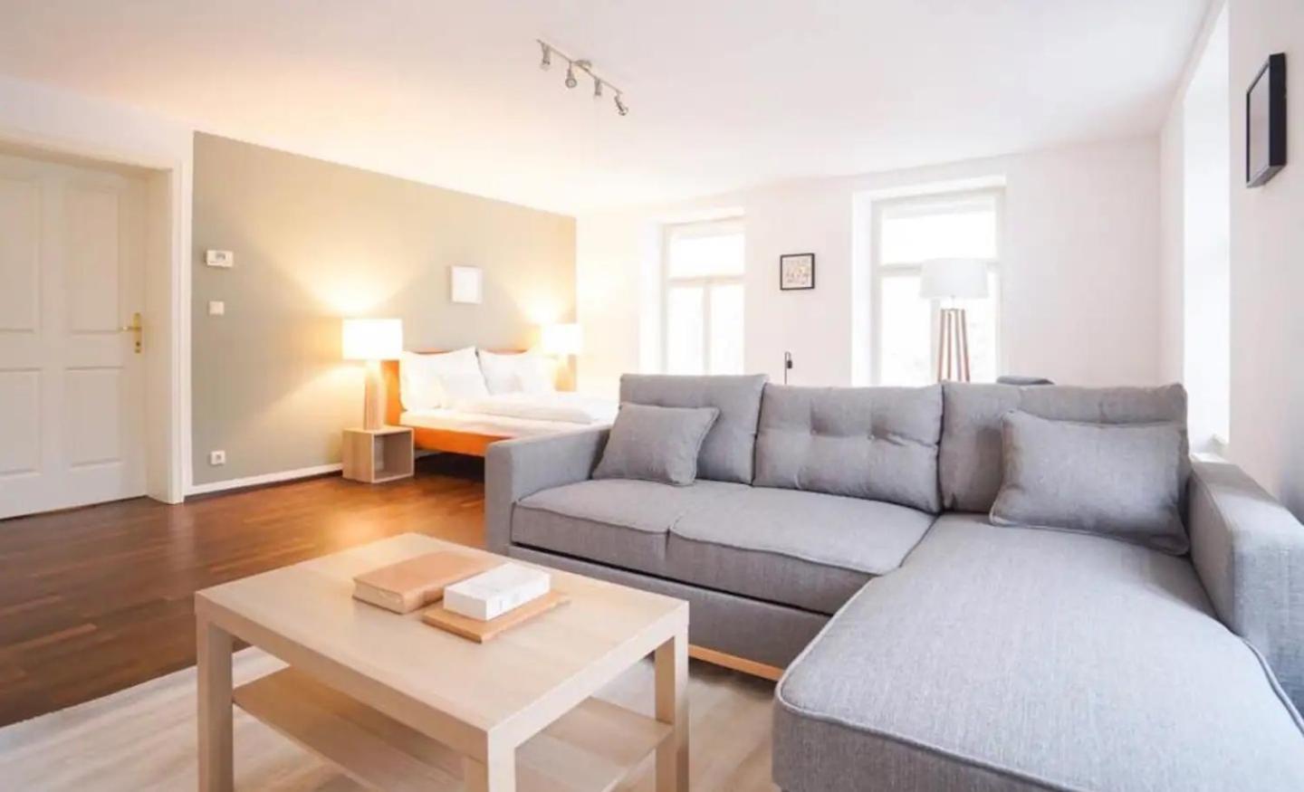 Authentic Austrian Flat In The South Of Vienna Apartment Modling Bagian luar foto