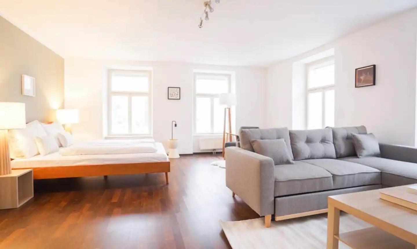 Authentic Austrian Flat In The South Of Vienna Apartment Modling Bagian luar foto