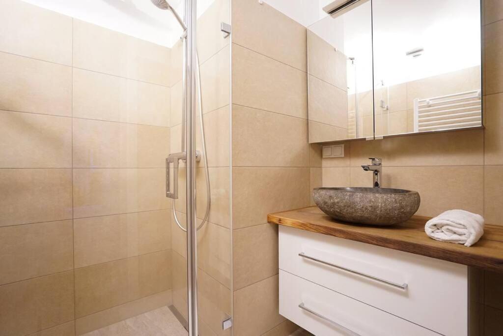 Authentic Austrian Flat In The South Of Vienna Apartment Modling Bagian luar foto